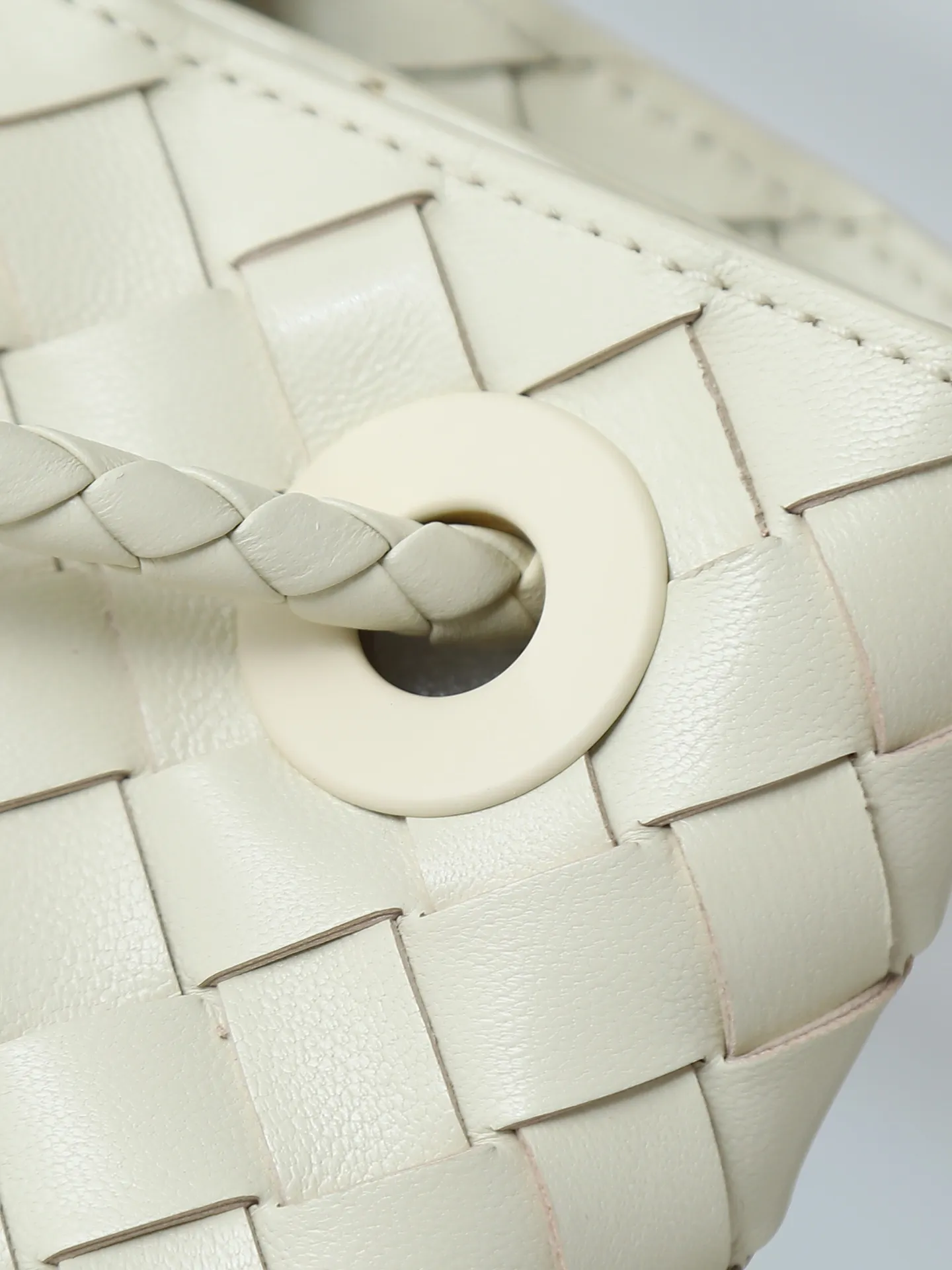 1550. Andiamo is shipping‼ ️Really popular🔥The new Andiamo woven handbag launched by Bottega Veneta this season is really popular all over the world! ! Celebrities at home and abroad have worn it, and Oscar-winning actress Michelle Yeoh has taken it out on the street. Song Jia, Trai Yala, Yu Feihong, Sanji Ayaka, Rosie Hunting-Whiteley, Yoshioka Riho, etc. have all worn this bag. It is classic and versatile and shows off your temperament, and the bag capacity is also large, which is very convenient for daily commuting! ! A variety of carrying methods, the shoulder straps can be adjusted by yourself, the original lambskin feels soft and delicate, and the unisex style breaks gender boundaries and brings a more practical and longer-lasting use experience. Andiamo, which has both elegant and casual styles, perfectly interprets the true appearance of "fashionable old money style". Style number: 766016 Size: 32*24*12